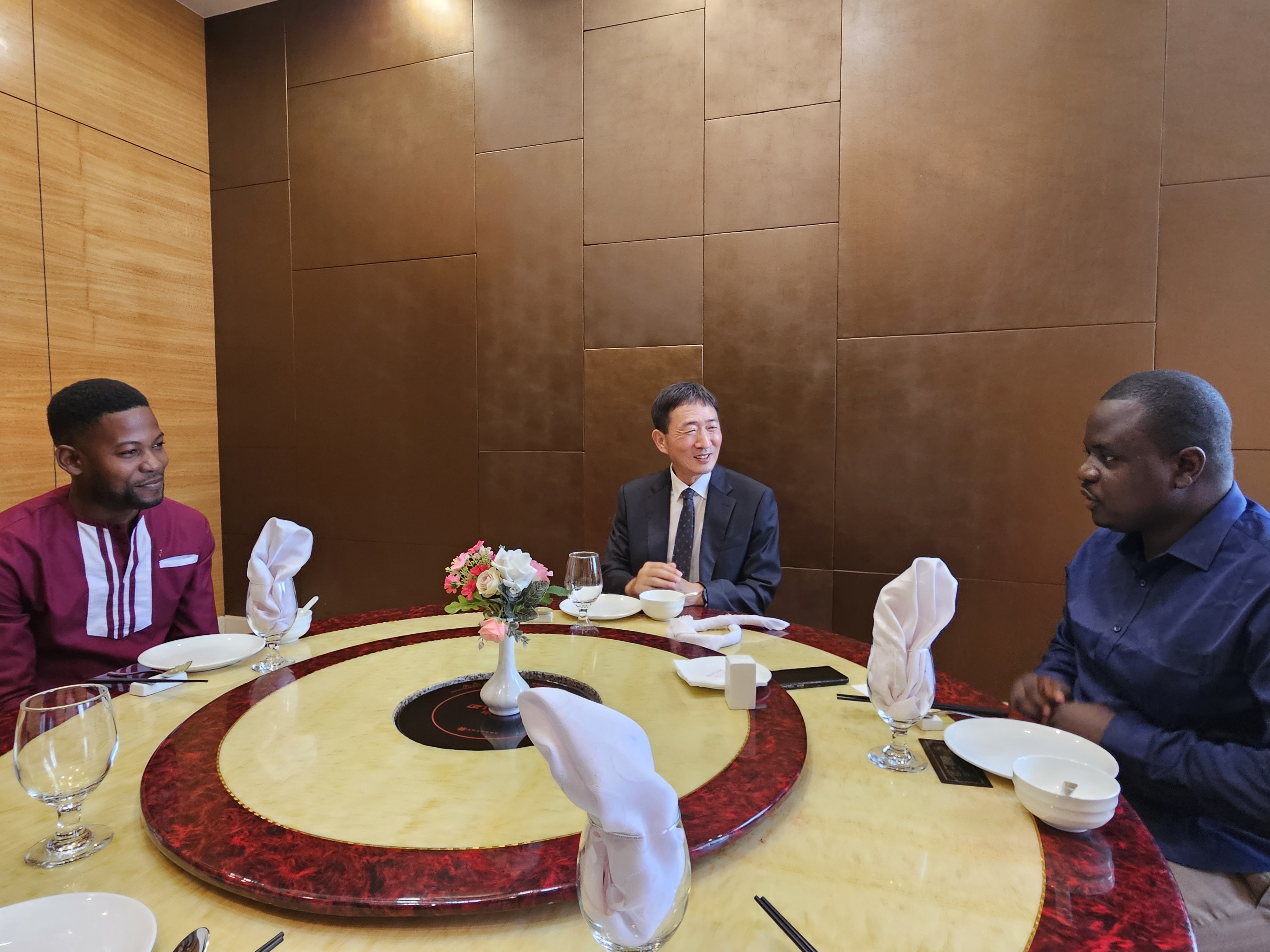 Encuentro con la prensa de TVGE durante la visita oficial en el marco de la Cumbre de Líderes Corea-África